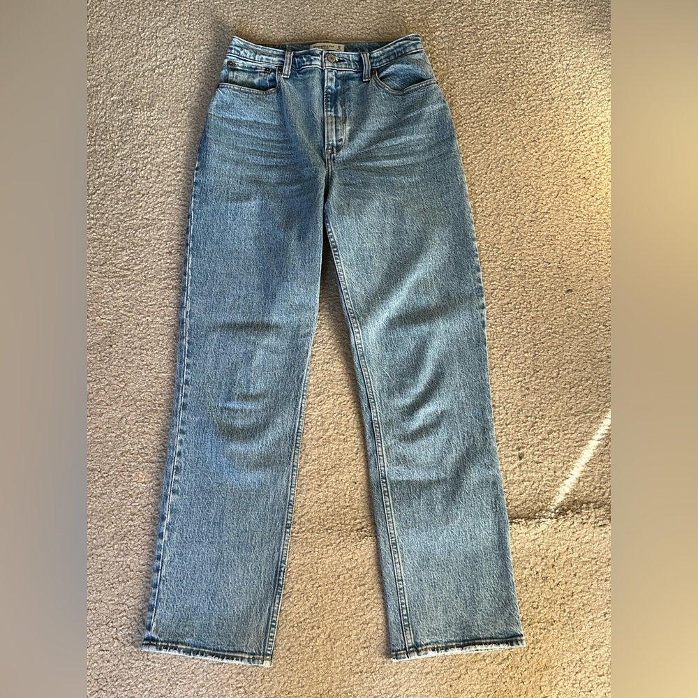 Abercrombie & Fitch Curve Love Ultra High Rise 90s Straight Jean - Medium Wash